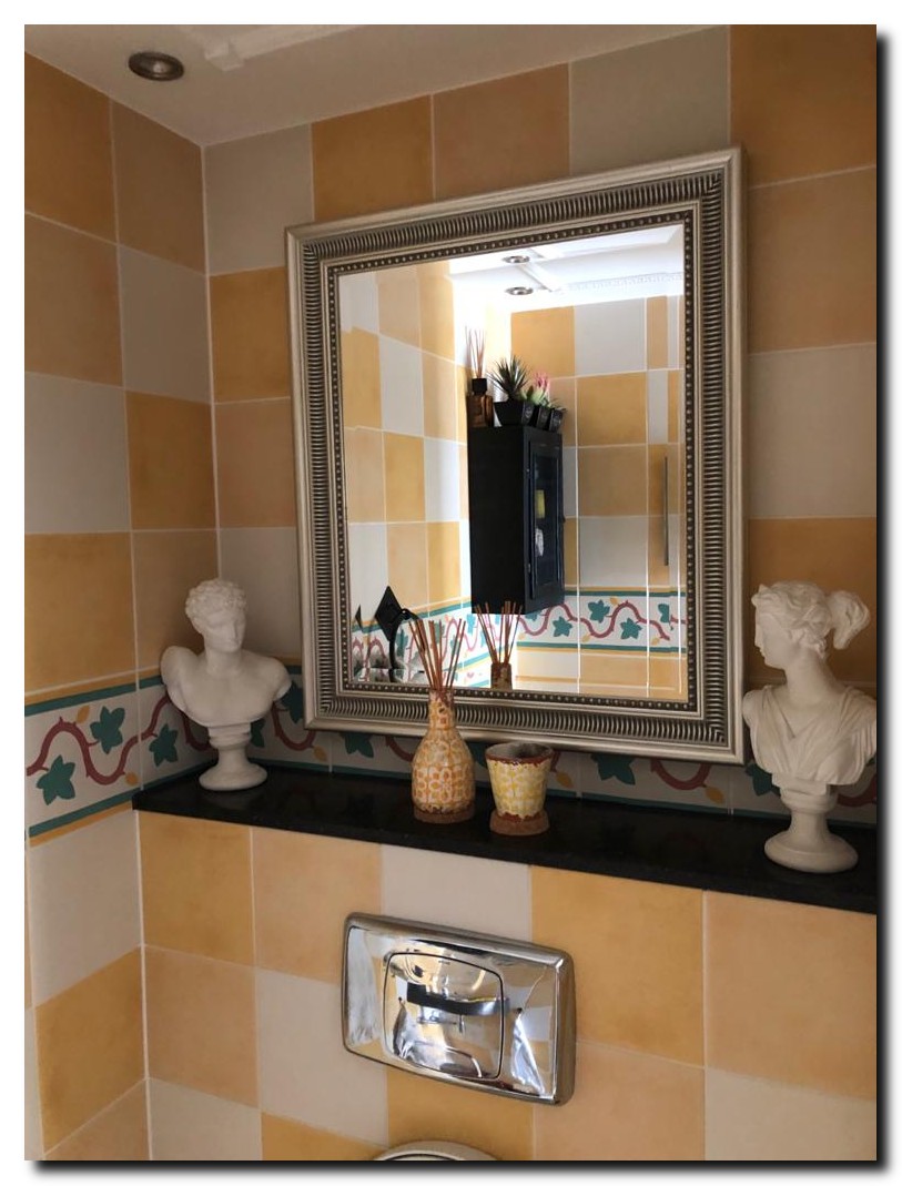 http://foto.barokspiegel.nl/cesarino/Helder-zilveren-barok-spiegel-rvs-zilver-in-toiletruimte(3).jpg