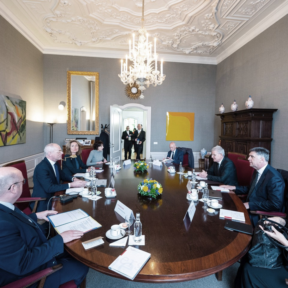 https://foto.barokspiegel.nl/antonionapoli/Spiegel-goud-in-1e-kamer-genomen-tijdens-het-bezoek-van-de-president-van-Bosni%C3%AB-gisteren,-25-april-2.jpg