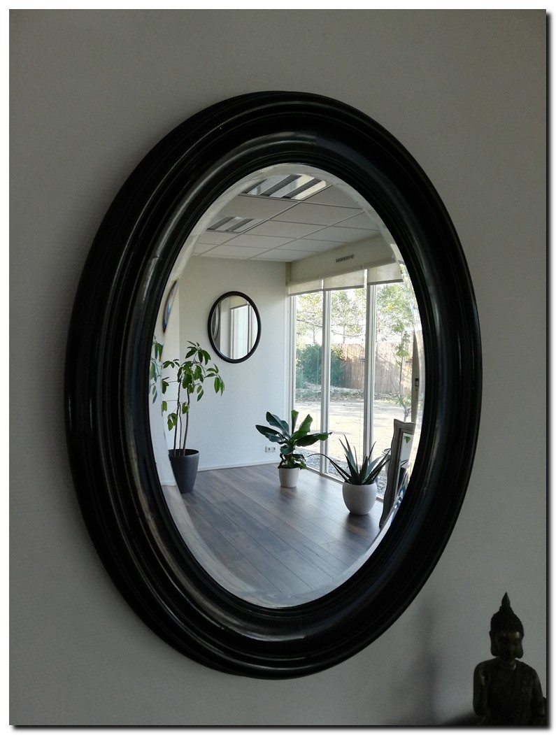 https://foto.barokspiegel.nl/brigida/Stoere-ovale-spiegel-met-brede-zwarte-rand.jpg