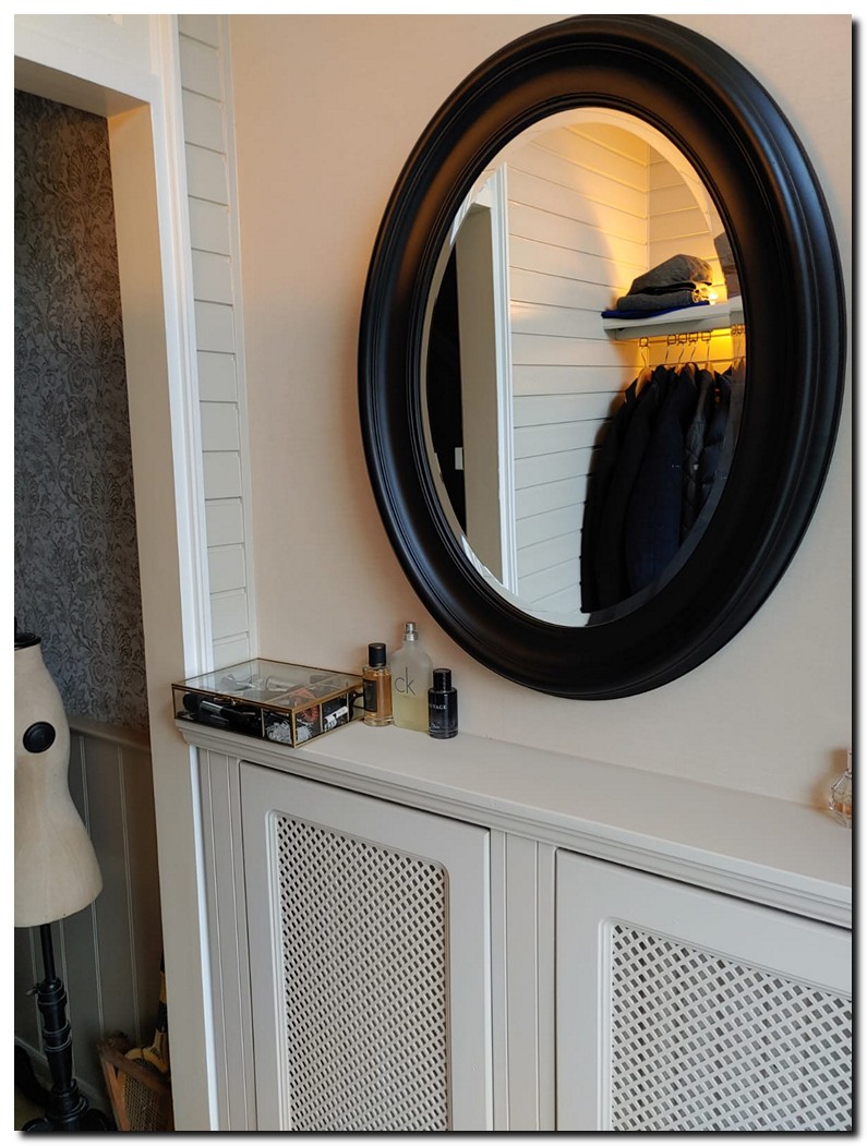 Verhoog jezelf bleek Renderen Ronde of Ovale spiegel met zwarte rand kopen? Bekijk de top 10 mooiste  spiegels. - barokspiegel.nl