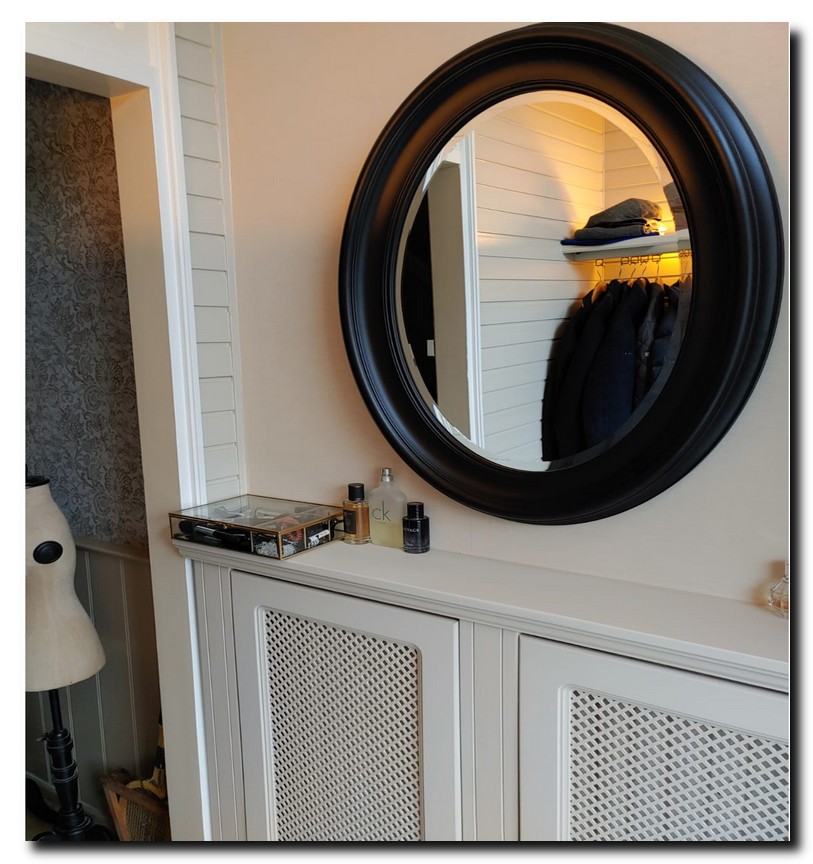 https://foto.barokspiegel.nl/brunella/Spiegel-rond-zwart-ronde-spiegel-brede-zwarte-rand-80CM.jpg