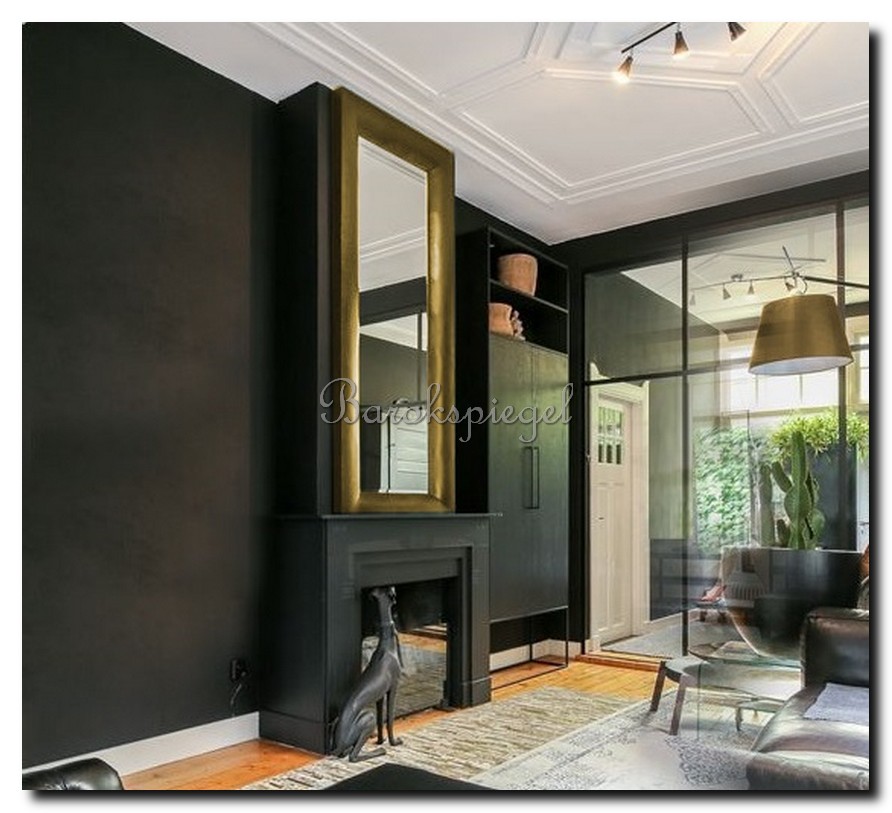 https://foto.barokspiegel.nl/enzo/Strakke-moderne-gouden-spiegel-op-zwarte-muur-boven-schouw-open-haard.jpg