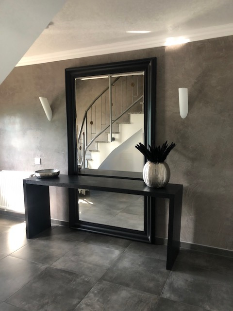 https://foto.barokspiegel.nl/matteo/Grote-zwarte-landelijke-spiegel-Matteo-zwart-met-brede-side-table-in-de-hal.jpg