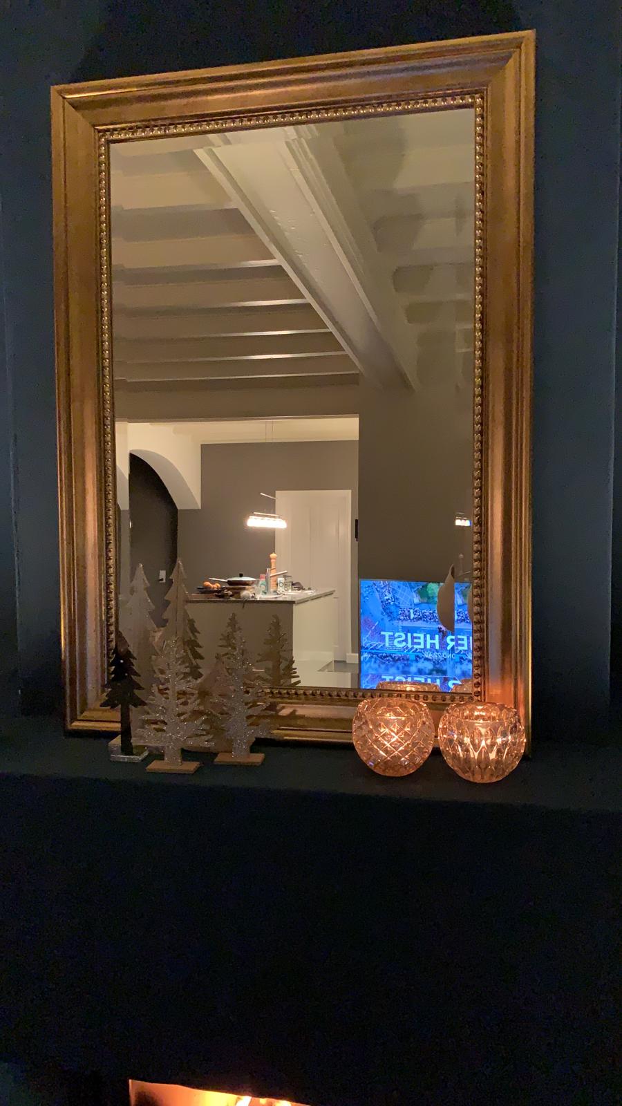 https://foto.barokspiegel.nl/nino/Klassiek-modern-spiegel-Nino-antiekgoud-op-een-blauwe-muur(4).jpg