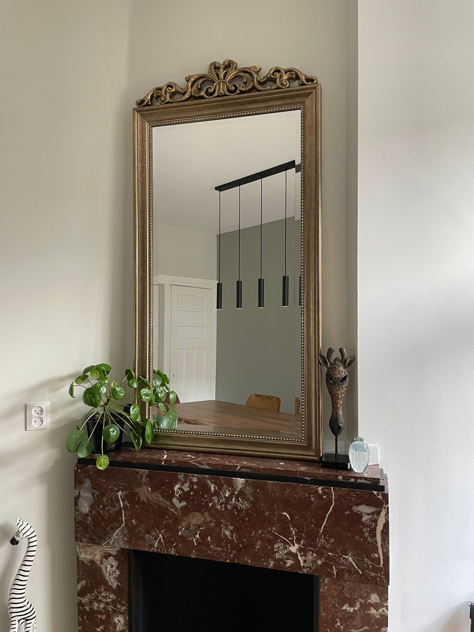 https://foto.barokspiegel.nl/rufino/Grote-spiegel-met-kuif-antiekzilver-brons-schouwspiegel-op-marmer-rode-schouw(2).jpg